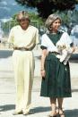 <p>En el verano de 1987, Doña Sofía paseaba junto a Lady Di con este <strong>vestido bicolor</strong>, que combinó con un <strong>cinturón</strong><strong><strong> de cadena dorada</strong></strong> y unos <strong>grandes aros de oro.</strong></p>