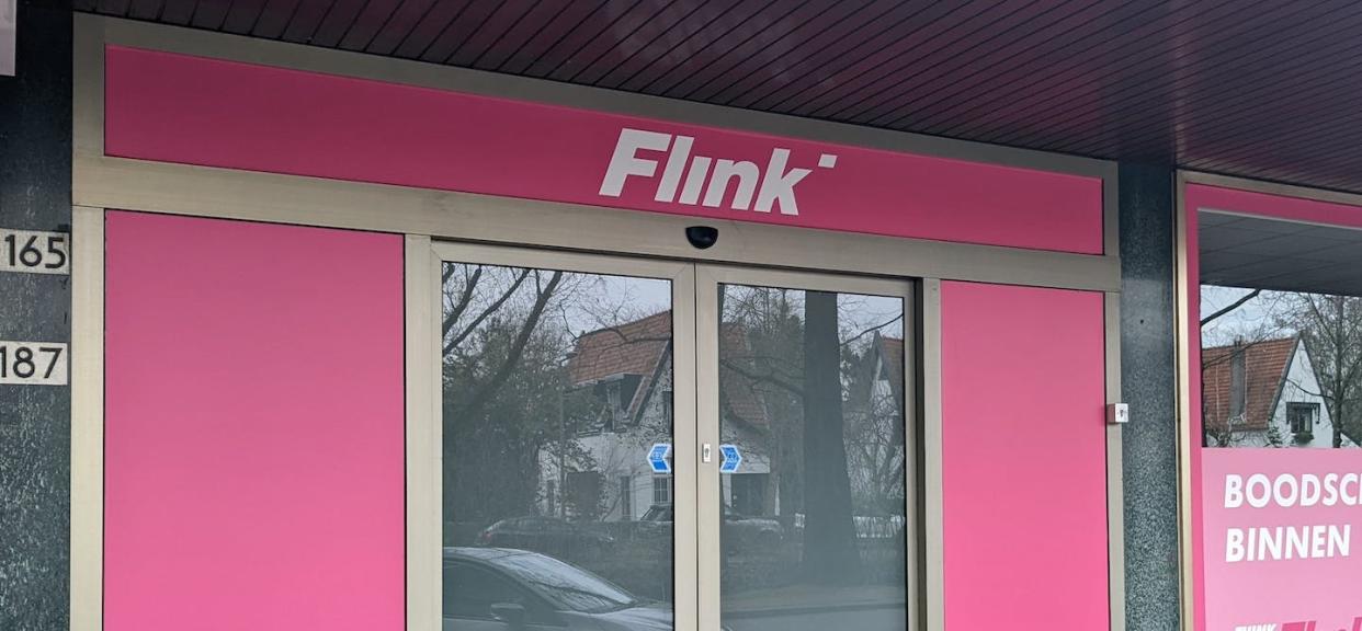 Exemple de local géré par la start-up Flink, situé aux Pays-Bas. <a href="https://commons.wikimedia.org/wiki/File:Flink,_Hillegersberg,_Rotterdam_(2021)_05.jpg" rel="nofollow noopener" target="_blank" data-ylk="slk:Wikimedia commons;elm:context_link;itc:0;sec:content-canvas" class="link ">Wikimedia commons</a>, <a href="http://creativecommons.org/licenses/by-sa/4.0/" rel="nofollow noopener" target="_blank" data-ylk="slk:CC BY-SA;elm:context_link;itc:0;sec:content-canvas" class="link ">CC BY-SA</a>