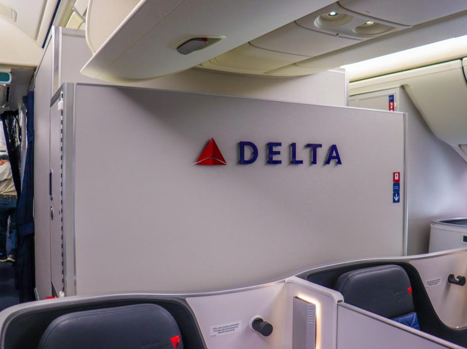 Delta Air Lines First Class Phoenix to Minneapolis Boeing 767-400ER