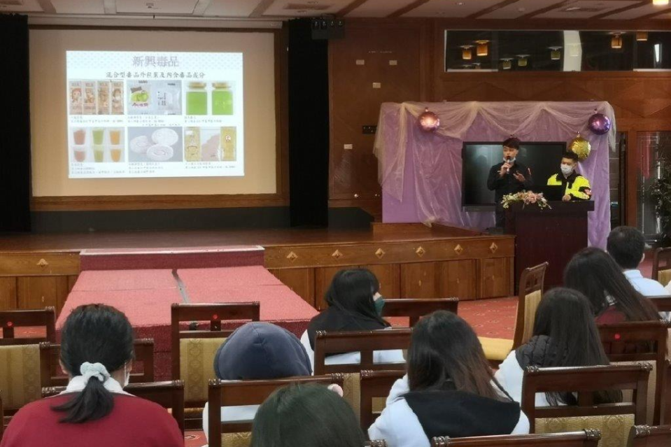 臺北市警察局少年警察隊前進校園，向學生說明最新毒品趨勢及如何辨識新興毒品樣態