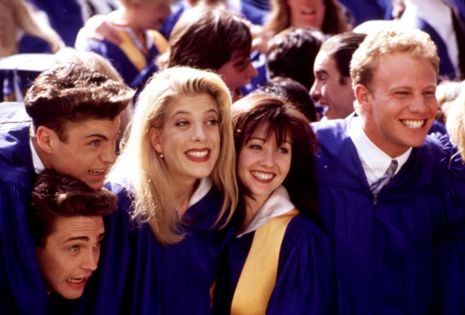 The gang graduates, including drunk Donna.