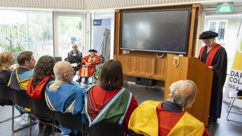 Personas sentadas en una sala