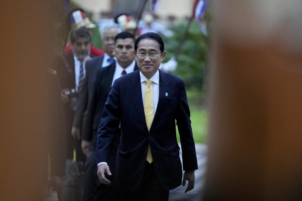 El primer ministro de Japón, Fumio Kishida, a su llegada al palacio presidencial en Asunción, Paraguay, el viernes 3 de mayo de 2024. (AP Foto/Jorge Sáenz)