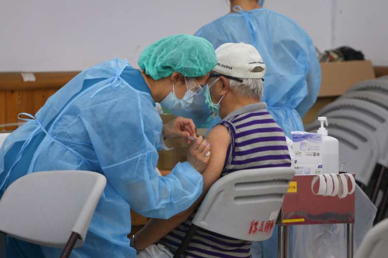 20210616-信義國中接種站16日下午持續進行85歲以上年長者新冠肺炎疫苗施打。（顏麟宇攝）