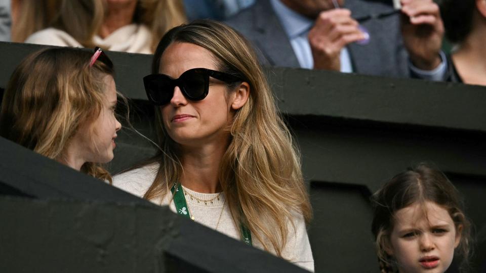 Kim Murray in sunglasses with two young girls