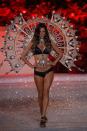 <p>Ambrosio war im vierten Monat schwanger, als sie in schwarzer Unterwäsche und mit 13,6 Kilo Engelsflügeln 2011 die VS Fashion Show lief. <i>(Bild: Randy Brooke/WireImage)</i></p>