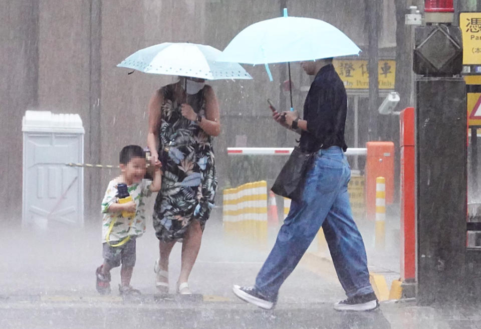 中南部持續午後強降雨，放晴還得等到下周二以後。(圖／季志翔攝)