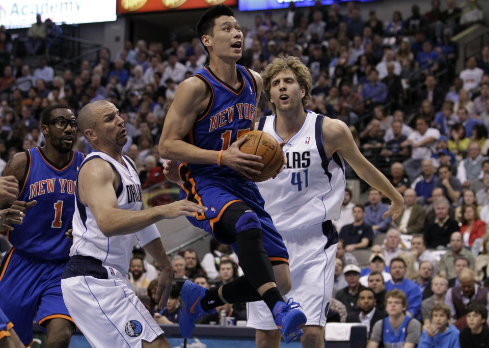 New York Knicks guard Jeremy Lin, center, drives to the hoop during their game against the Dallas Mavericks in Dallas on Tuesday, March 6, 2012. The Mavericks beat the Knicks 95-85.