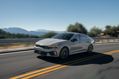 EL KIA FORTE, SOUL Y EL TOTALMENTE ELÉCTRICO EV6, FUERON PREMIADOS COMO “AUTOS NUEVOS CON MEJOR VALOR DEL 2024” POR CARS.COM (PRNewsfoto/Kia America)