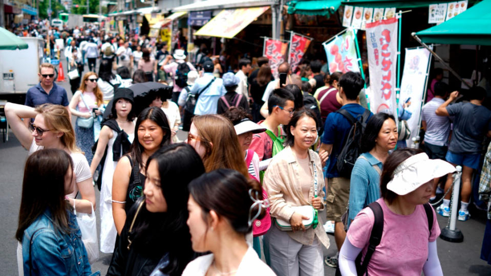 日本2024年的「觀光白皮書」指出，去年1年內的外國觀光客為2507萬人，已恢復至2019年新冠肺炎疫情前的8成左右。圖為遊客在東京築地場外市場漫步。美聯社