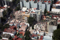 <p>MEX60. CIUDAD DE MÉXICO (MÉXICO), 19/09/2017.- Vista aérea muestra a cientos de personas, entre afectados y rescatistas, durante labores de rescate en medio de edificios colapsados en Ciudad de México (México), hoy, martes 19 de septiembre de 2017, tras un sismo de magnitud 7,1 en la escala de Richter, que sacudió fuertemente el centro del país y causó escenas de pánico justo cuanto se cumplen 32 años de poderoso terremoto que provocó miles de muertes. EFE/STR </p>