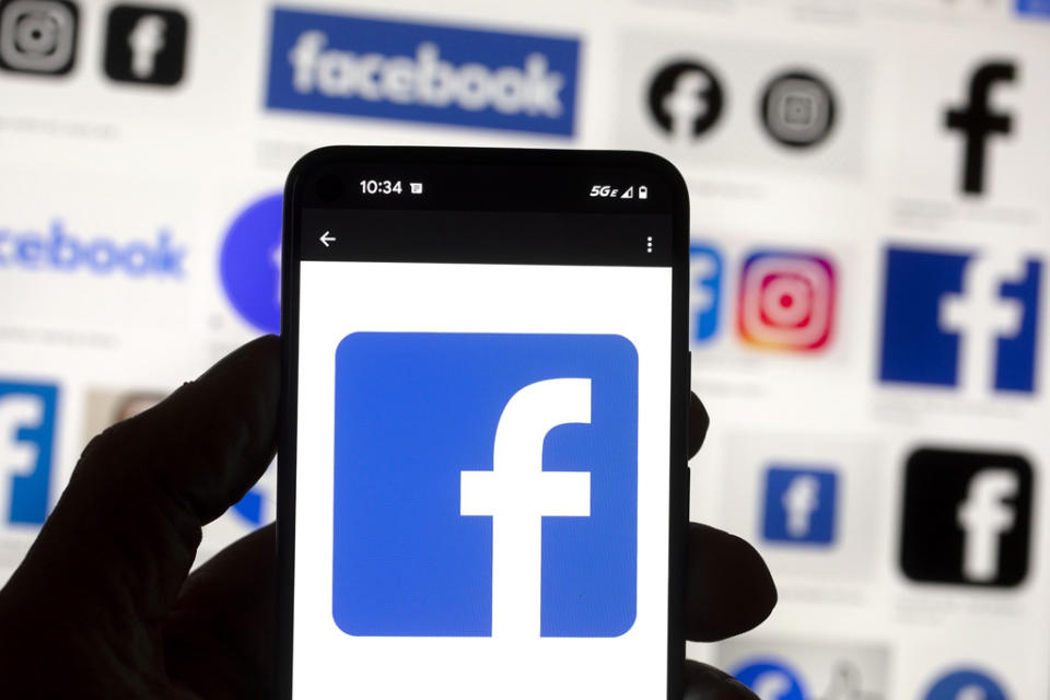 臉書、Instagram社群網站5日深夜大當機，引發全球網路使用者陷入長達2小時的慌亂。（示意圖／美聯社）