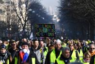 <p>Réunis dans une ambiance bon enfant en haut des Champs-Elysées en fin de matinée, sous la surveillance d’une dizaine de cars de gendarmes mobiles, les manifestants parisiens se sont élancés vers midi. Le cortège, se trouvait place des Invalides (VIe arrondissement) aux alentours de 13h.<br>(Crédit : Getty Images) </p>