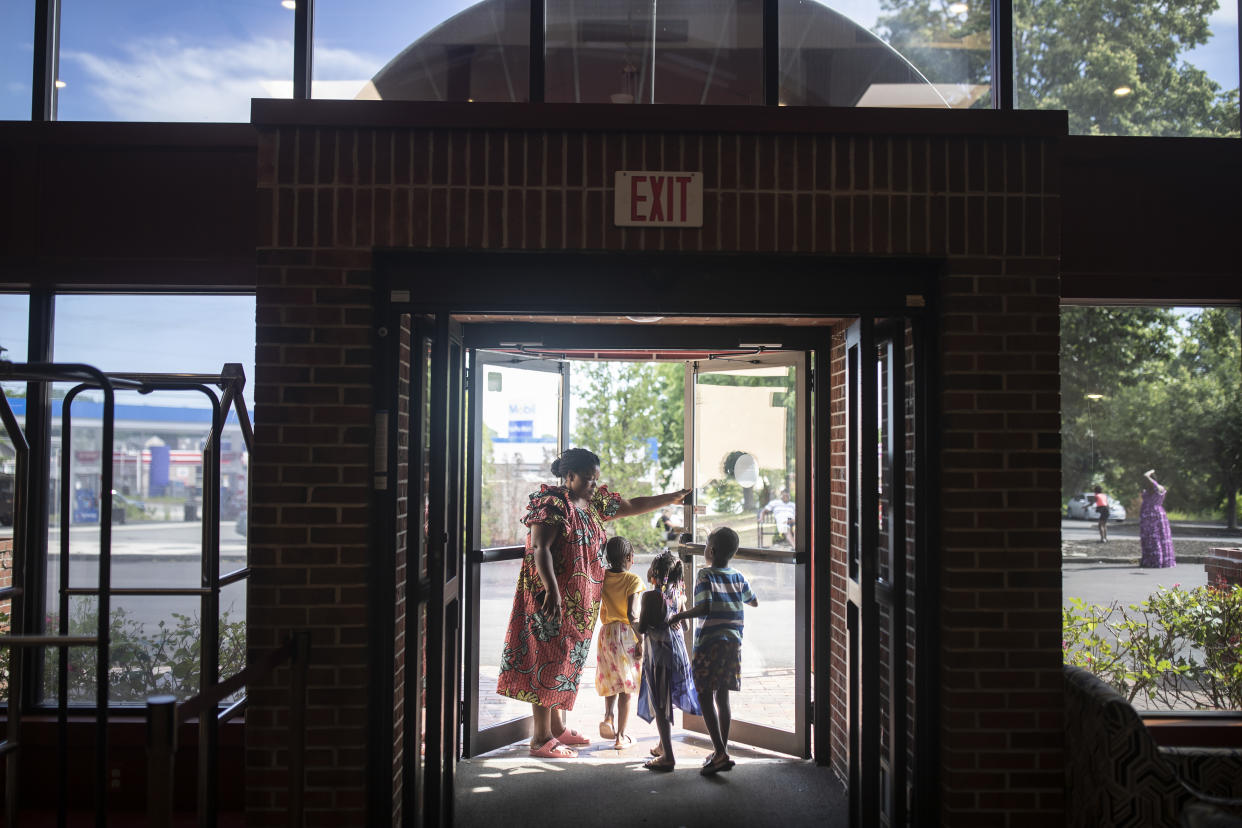Holiness Kalanga y Joice Nguti, inmigrantes de África, practican artes marciales en un centro comunitario de Westbrook, un suburbio de Portland, Maine, el 28 de junio de 2022. (Kirsten Luce/The New York Times).
