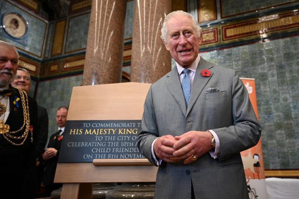 英王查爾斯三世（Charles III）名下房地產有哪些？  封面圖片 LEEDS, ENGLAND - NOVEMBER 08: Britain's King Charles III reacts after unveiling a plaque during his visit to Leeds Central Library and Art Gallery during an official visit to Yorkshire on November 8, 2022 in Leeds, England. (Photo by Oli Scarff - WPA Pool/Getty Images)