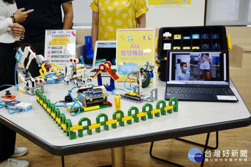 桃園市政府青年事務局舉開辦「2022 FUN玩酷暑-青年暑假體驗課程」，記者會中展現的AI及智慧機器人。