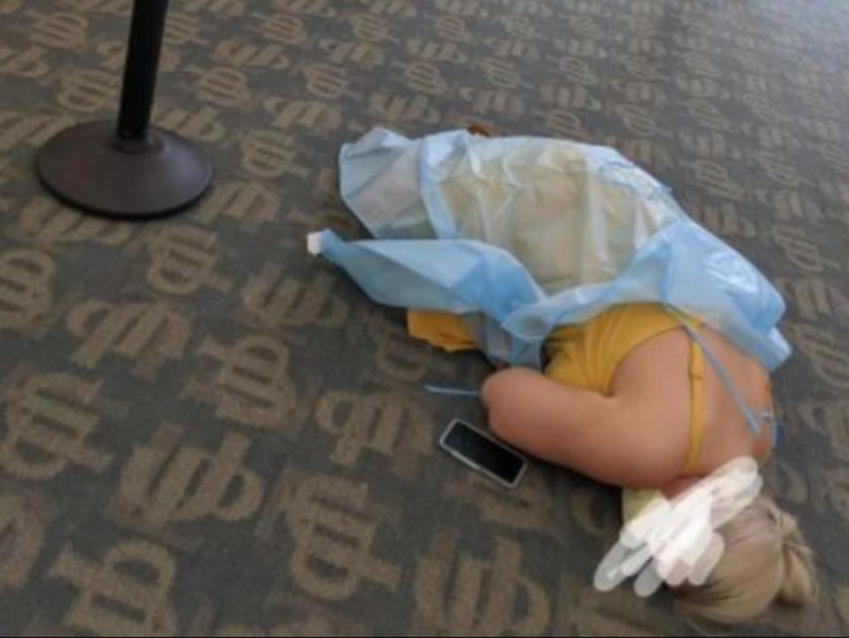 A woman suffering from Covid-19 symptoms lies on the floor of a monoclonal treatment facility in Jacksonville, Florida (Reddit screengrab)