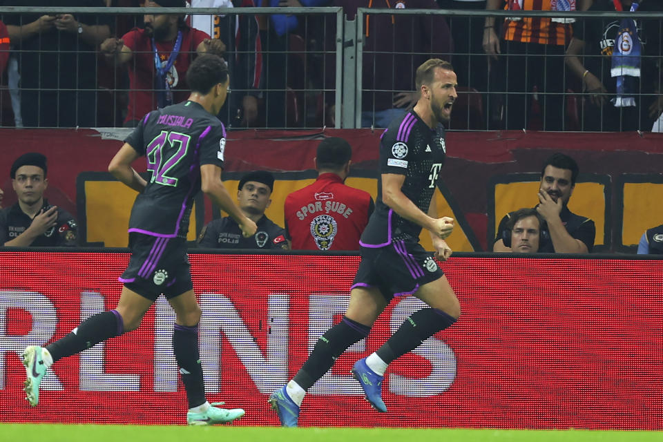 Harry Kane del Bayern Munich celebra tras anotar el encuentro de la fase de grupos de la Liga de Campeones ante el Galatasaray el martes 24 de octubre del 2023. (AP Foto/Emre Otkay)