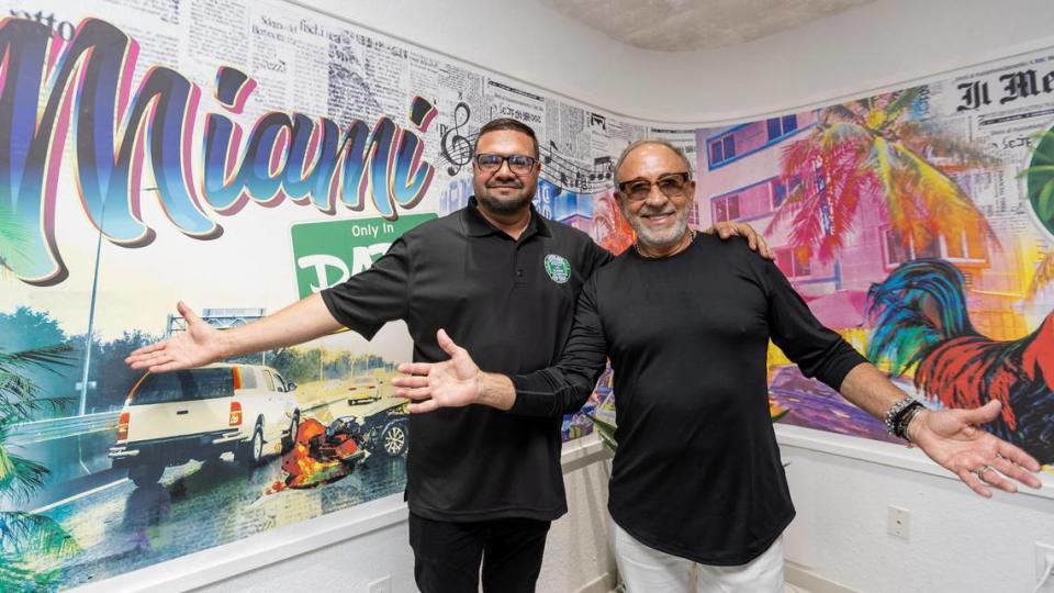 Lenny Carter y Emilio Estefan en las oficinas de Only in Dade, plataforma de medios sociales que hace un periodismo ciudadano con el que refleja la vida en el sur de la Florida, mediante videos.