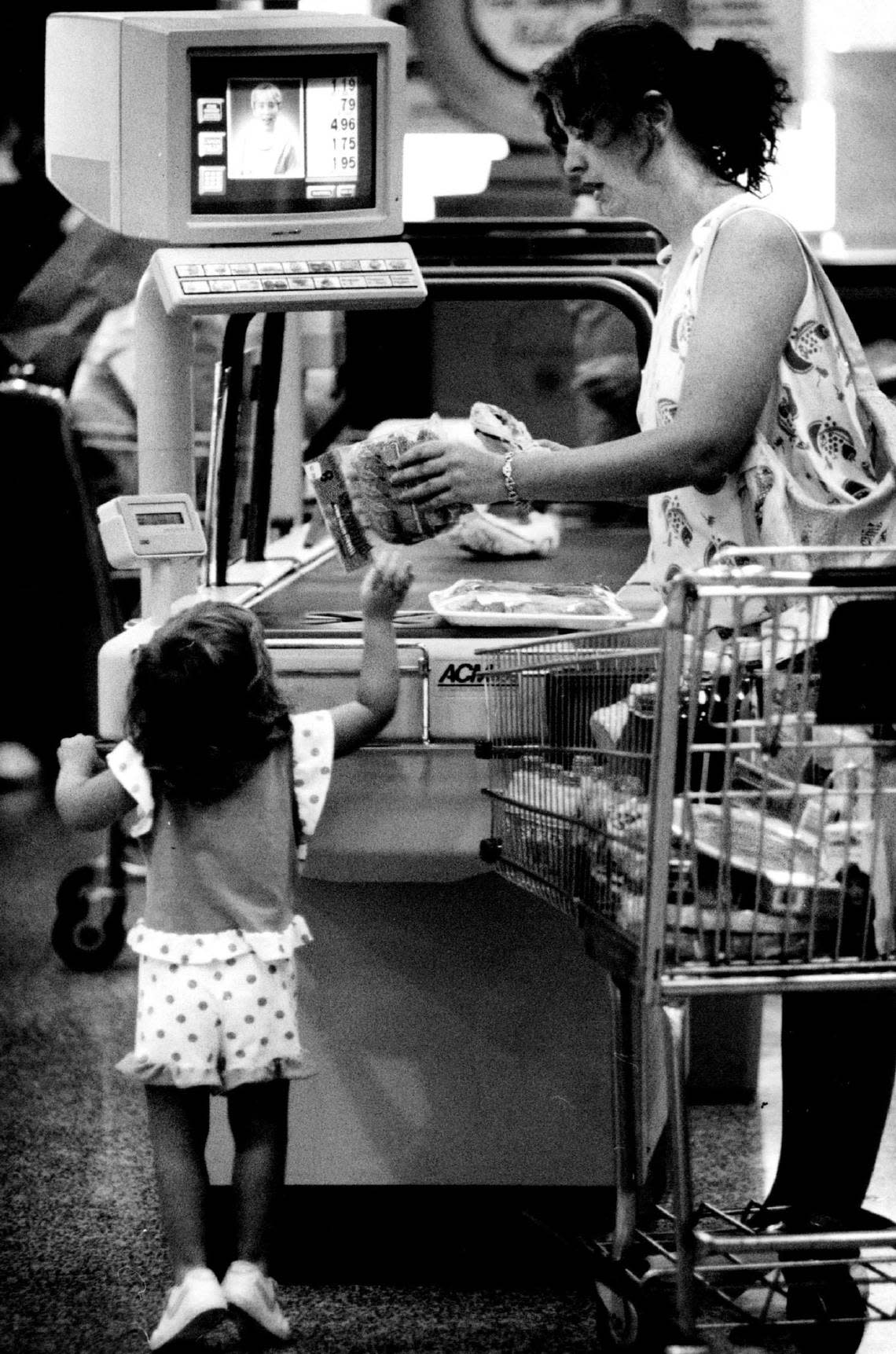 In Coral Spring, the Publix at 8160 Wiles Rd.rolled out an automatic checkout system. That’s 3-year-old Jaclene Appel helping her mother Patty Appel lift things out of the cart in 1990. Alan Freund/Miami Herald File