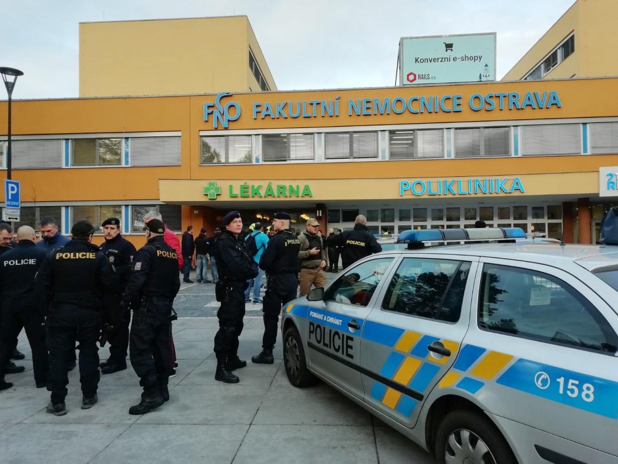 Police officers outside Ostrava city hospital on Tuesday: @PolicieCZ