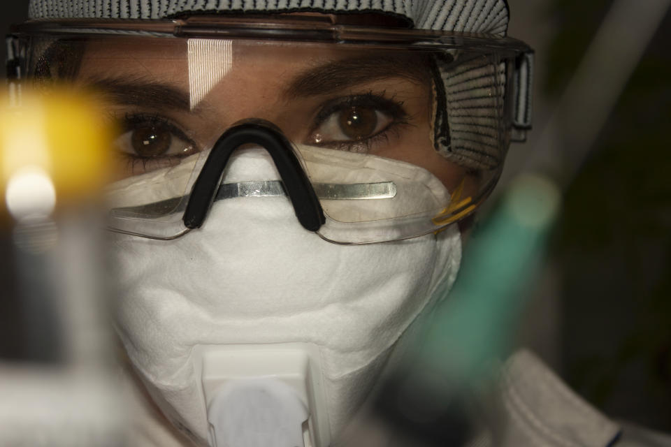 Mujer de cuerpo médico equipada con protectores bucales y guantes para el manejo de pacientes covid-19. (Foto: Getty)