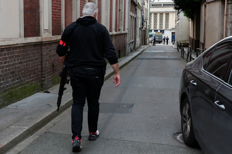 Police kill armed man who set fire to synagogue in Rouen