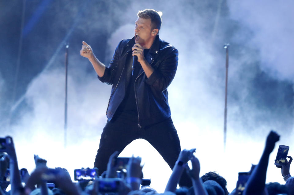 ARCHIVO - Nick Carter de Backstreet Boys interpreta "Don't Go Breaking My Heart" en los CMT Music Awardse en la Arena Bridgestone el 6 de junio de 2018, en Nashville, Tennessee. Carter enfrenta dos demandas civiles en Las Vegas presentadas por separado por mujeres que alegan que las agredió sexualmente en 2003 y 2001. Carter y sus abogados obtuvieron un fallo favorable el miércoles 30 de agosto de 2023, en una contrademanda derivada del primer caso, presentado el pasado diciembre. (Foto AP/Mark Humphrey, archivo)