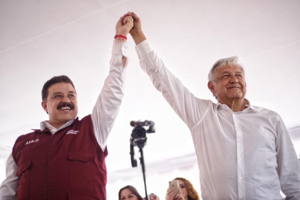 Carlos Lomelí y Andrés Manuel López Obrador | Foto: Archivo Cuartoscuro