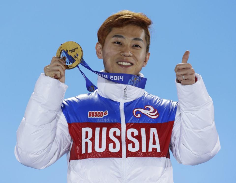Viktor Ahn, de Rusia, gesticula mientras sostiene su medalla durante la ceremonia de entrega de las medallas en los Juegos Olímpicos de Invierno en Sochi, Rusia. (AP)