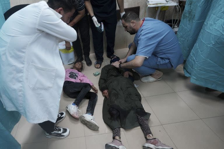 Palestino herido es atendido en el hospital al Aqsa Hospital en Deir al Balah,(AP Photo/Adel Hana)