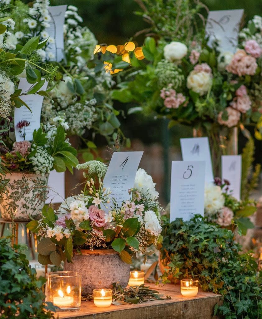 Adornados con flores y velas