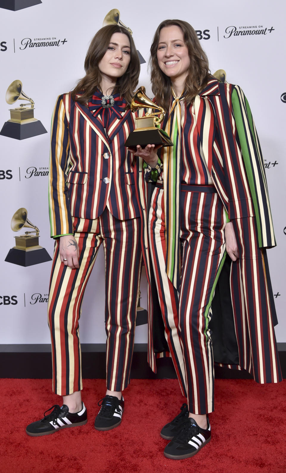 Rebecca Lovell, izquierda, y Megan Lovell de Larkin Poe posan en la sala de prensa con el premio a mejor álbum de blues contemporáneo por "Blood Harmony" en la 66a entrega anual de los Premios Grammy el domingo 4 de febrero de 2024 en Los Ángeles. (Foto Richard Shotwell/Invision/AP)