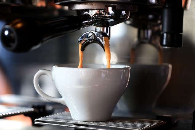 不少人早上都習慣喝咖啡提神，中醫師指出不少中藥材都有相同效果，甚至更勝咖啡。(圖/pixabay)