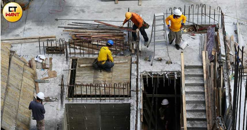 台灣缺工問題嚴重，尤其高危險、高勞力的營建工人，更是已無年輕人願意投入，多名營建業者反映，現在是有錢也請不到工人，目前引進的外籍移工，不只杯水車薪，還沒有任何經驗，需要時間培訓。（圖／黃鵬杰攝）