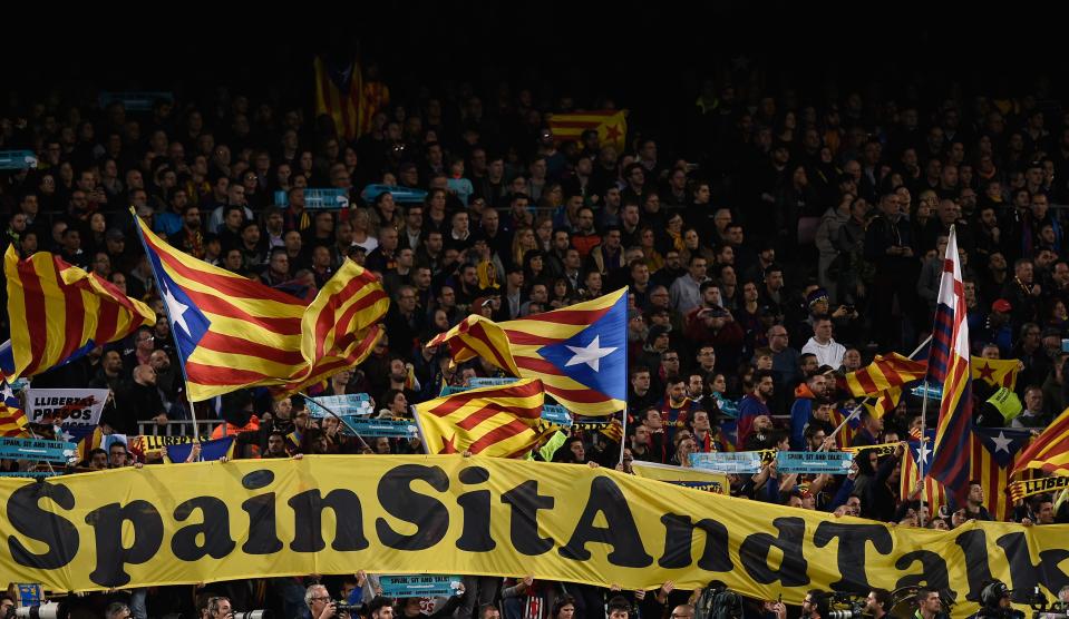 Pancarta "Spain, Sit and Talk" y banderas independentistas catalanas en la grada del Camp Nou