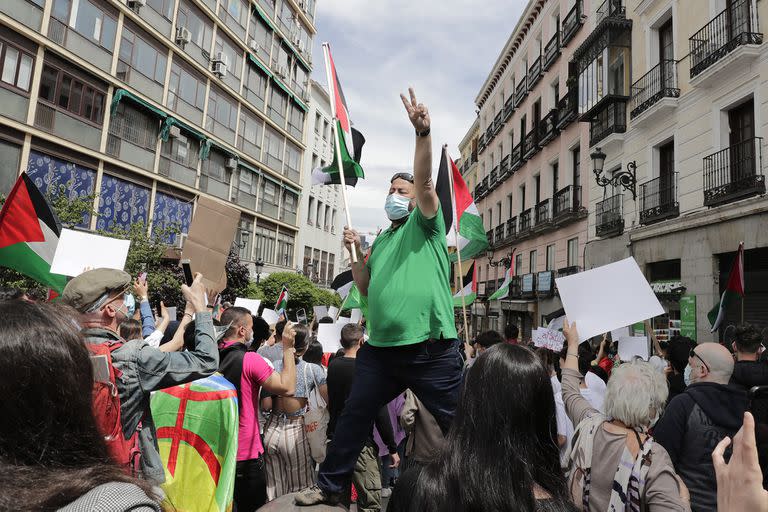 Manifestantes durante una protesta contra los ataques israelíes contra palestinos en Gaza, en Madrid, España, el sábado 15 de mayo de 2021