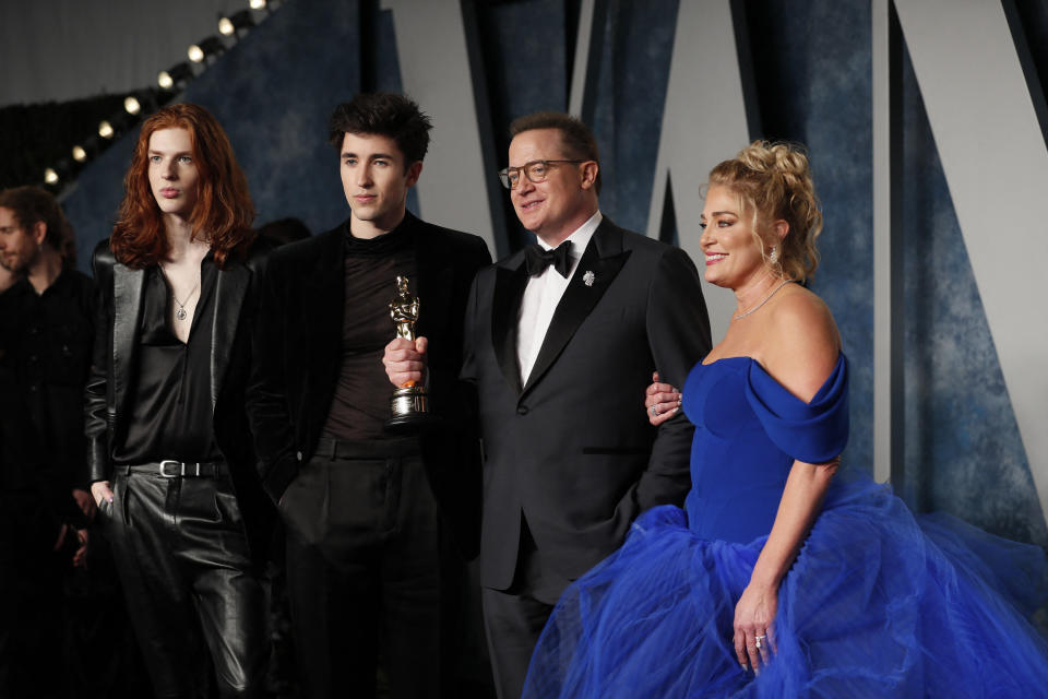 Brendan Fraser junto a su pareja Jeanne Moore y dos de sus hijos en la fiesta de Vanity Fair. REUTERS/Danny Moloshok