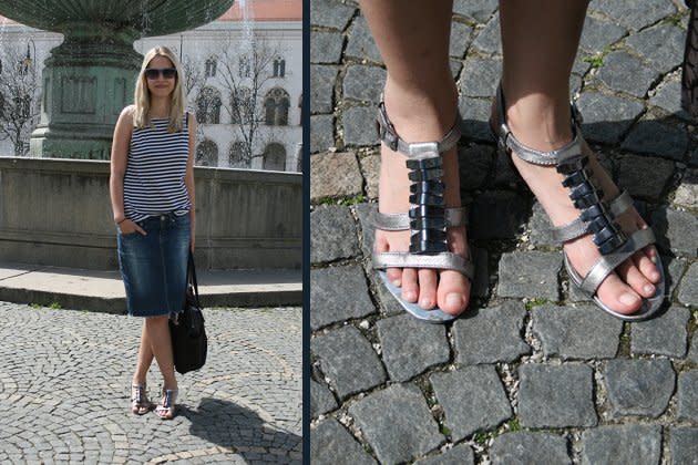 Silberne Sandalen von Calvin Klein passen sehr gut zum Blau-Weiß-Look (Bild: CCM)