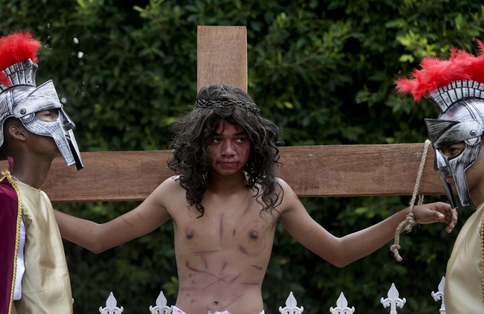 Fuentes reenacts the crucifixion in Panama City. (Arnulfo Franco / ASSOCIATED PRESS)