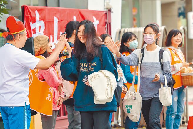 113學年度學測1月20到22日登場。圖為中山女中老師總動員，站在試場門口為學生加油。（郭吉銓攝）