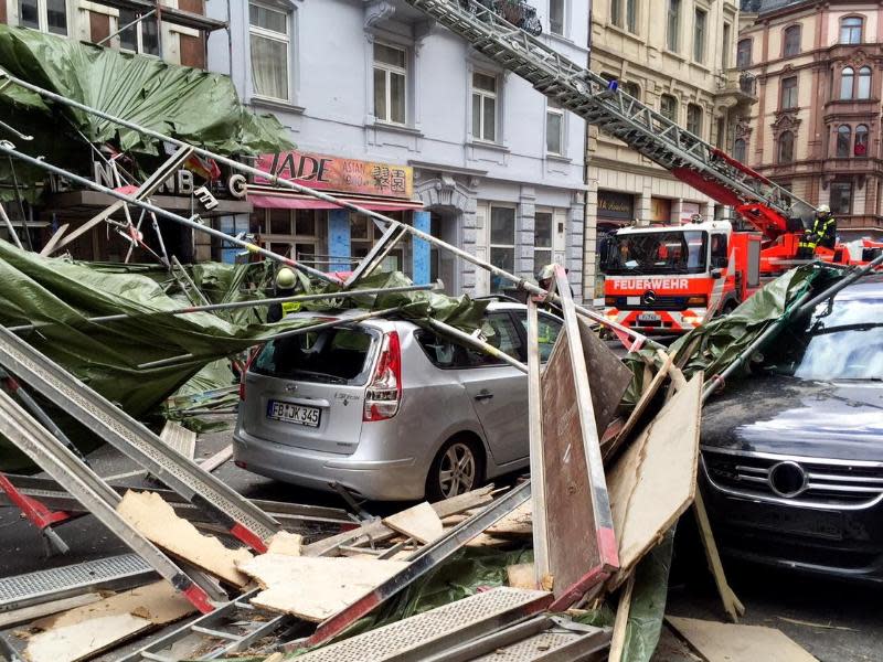 Ein umgestürztes Baugerüst hat in der Frankfurter Innenstadt ein Auto unter sich begraben. Foto: Jürgen Mahnke