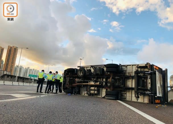 貨車在青葵公路橋面翻側。(何子輝攝)