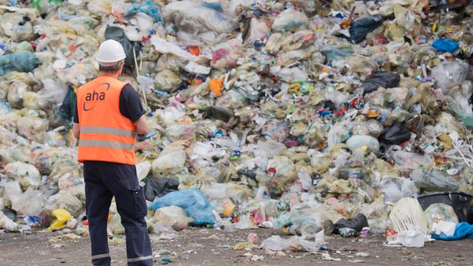 ¿Qué hacer con tanta basura, reciclable o no? La solución de largo plazo para evitar enormes montañas de residuos y transformar la sociedad y el medio ambiente es simplemente eliminar o sustituir al máximo el consumo materiales que resultan presicndibles y son muy contaminantes como plásticos. (DPA)