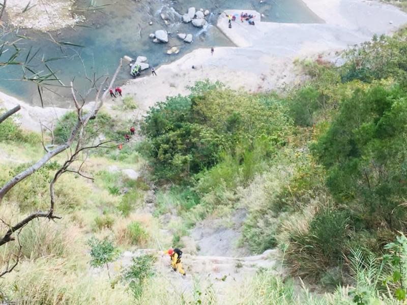 桂冠出版社負責人賴阿勝日被發現遺體倒臥於溪畔懸崖。（翻攝自網路）