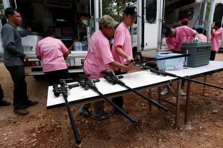 Officials prepare weapons with a sedation as they start moving tigers from Tiger Temple, May 30, 2016. REUTERS/Chaiwat Subprasom