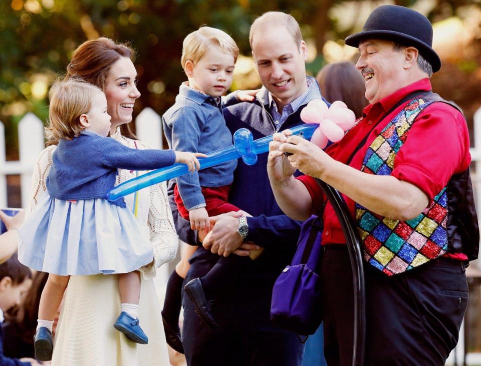 Prince William, Catherine, Duchess of Cambridge, Prince George and Princess Charlotte watch as a man inflates balloons at a children’s party at Government House in Victoria, Thursday, September 29, 2016. THE CANADIAN PRESS/Chris Wattie