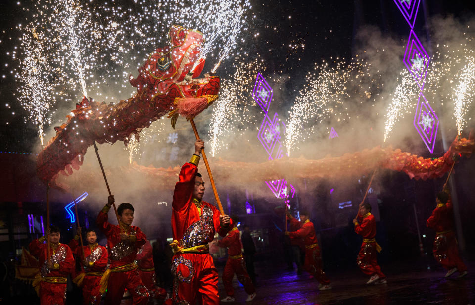 <p>Die Nacht vom 31. Dezember zum 1. Januar wird in China und weiten Teilen Asiens traditionell nicht gefeiert. Das chinesische Neujahrsfest findet nach dem Mondkalender erst zwischen Januar und Februar statt und legt das riesige Land eine Woche lang lahm. Den krönenden Abschluss bildet das Laternenfest mit großen Umzügen und Feuerwerk. Die Drachentänze sind stets ein wichtiger Bestandteil. (Bild: Kevin Frayer/Getty Images) </p>