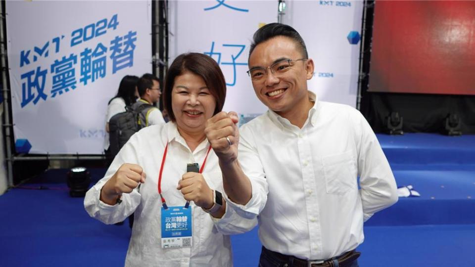 洪孟楷(右)在新北市第1選區狂掃15萬8,596票，成為第11屆的全國最高票當選立委。（圖／取自洪孟楷臉書）