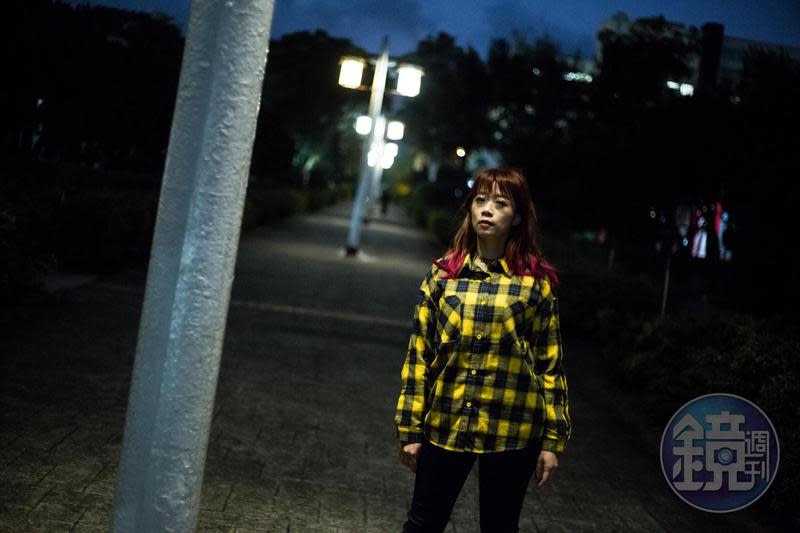 笭菁就讀淡江大學時，常在宮燈大道旁的老教室上課。這天傍晚，她在宮燈大道上，對我們說起鬼故事〈宮燈姐姐〉。
